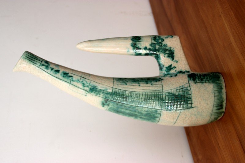 Jacques BLIN (1920-1995) Pichet en terre de faïence: Jacques BLIN (1920-1995) Pichet en terre de faïence blanche à émail craquelé à décor scarifié vert sur fond crème. Signé dessous. H : 41 cm