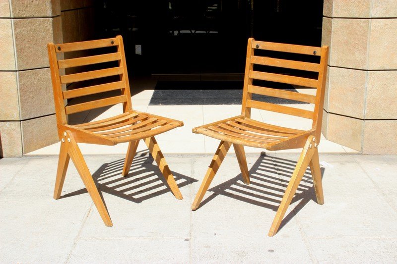 Charlotte PERRIAND et Pierre JEANNERET - EDITION BCB -: Charlotte PERRIAND et Pierre JEANNERET - EDITION BCB - 1948 Paire de chaises en frêne à assise et dossier en lattes courbées en claire voie montées sur une structure profilée à double piètement