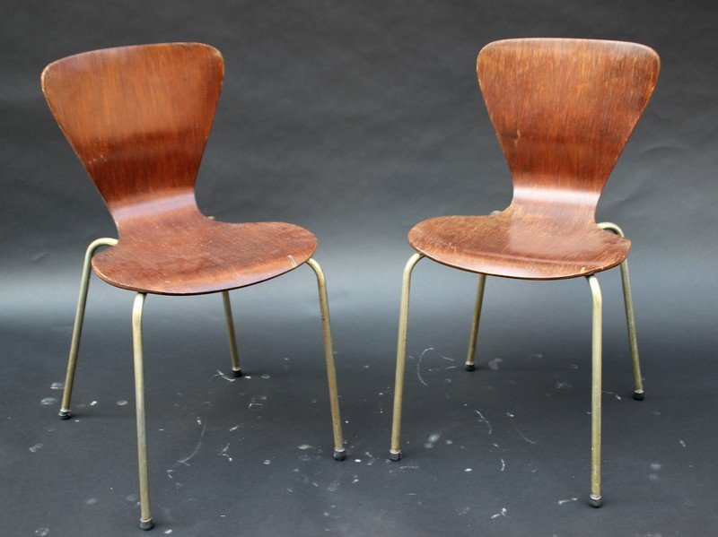 Arne JACOBSEN (1902-1971) - EDITION FRITZ HANSEN Paire: Arne JACOBSEN (1902-1971) - EDITION FRITZ HANSEN Paire de chaises modèle "fourmi" en bois contreplaqué moulé laqué brun, piètement quadripode en métal chromé 81 x 42 x 43 cm