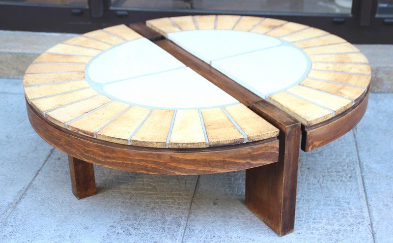 Roger CAPRON (1922-2006) Table basse ovale en bois: Roger CAPRON (1922-2006) Table basse ovale en bois naturel, terre cuite et carreaux vernissés blancs Signature sur un carreau de terre cuite 34 x 103 x 94 cm