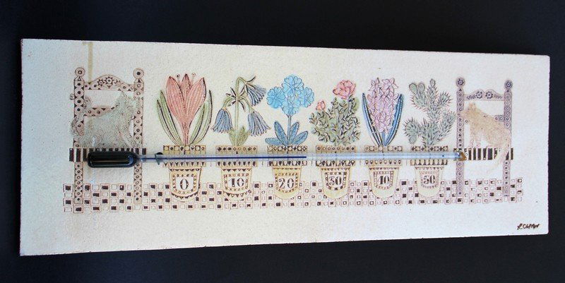 Roger CAPRON (1922-2006) Plaque en terre de faïence: Roger CAPRON (1922-2006) Plaque en terre de faïence émaillée à décor de pots de fleurs formant un thermomètre 42 x 15 cm