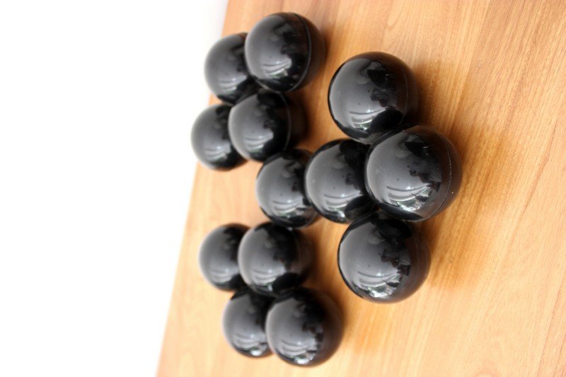 Yonel LEBOVICI (1937-1998) Plateau Amuses gueule- 1972: Yonel LEBOVICI (1937-1998) Plateau Amuses gueule- 1972 Plat sculpture en PVC noir, monté sur pivot. 33 x 33 cm Bibliographie : D. et Y. Lebovici "Yonel Lebovici 1937-1998 catalogue de l'exposition" �