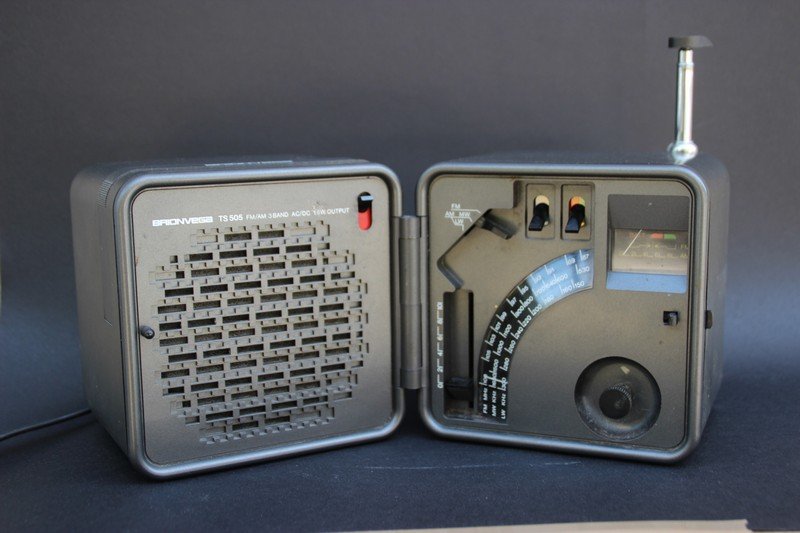 MARCO ZANUSO (né en 1916) &RICHARD SAPPER (Né en 1932: MARCO ZANUSO (né en 1916) &RICHARD SAPPER (Né en 1932 pour BRIONVEGA Poste radio modèle TS 502, portable et pliable, en ABS et métal. Modèle créé en 1964, ici un exemplaire des années 1980-90.
