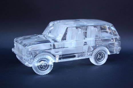 CREATION CLAUDE NICOLAS - PARIS Sujet en verre: CREATION CLAUDE NICOLAS - PARIS Sujet en verre représentant une voiture Range Rover 22 x 10 x 9 cm