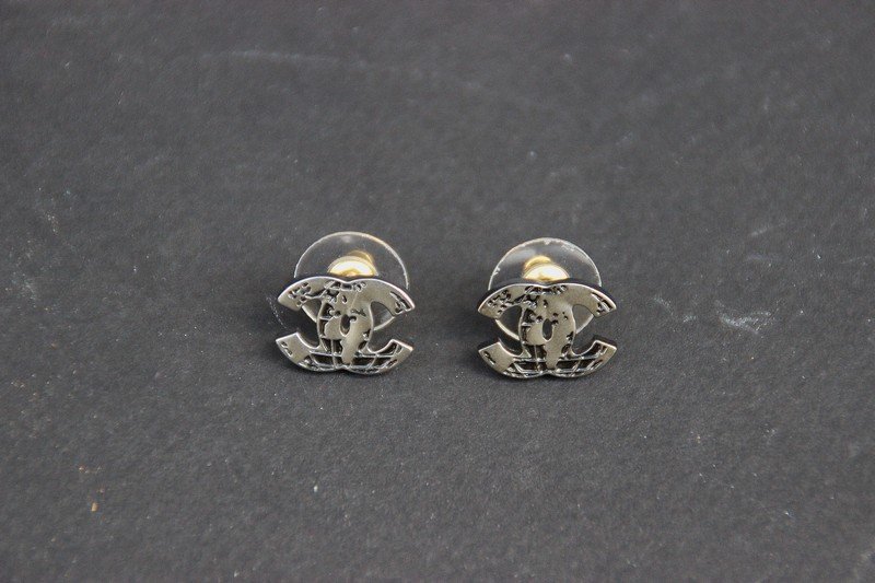 CHANEL Paire de clips d'oreilles en Métal vieilli (1 of 1)