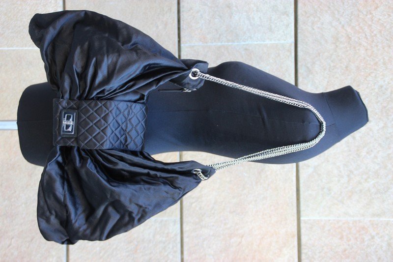 CHANEL Sac « Noeud » en satin noir, Intérieur gris, une (1 of 2)