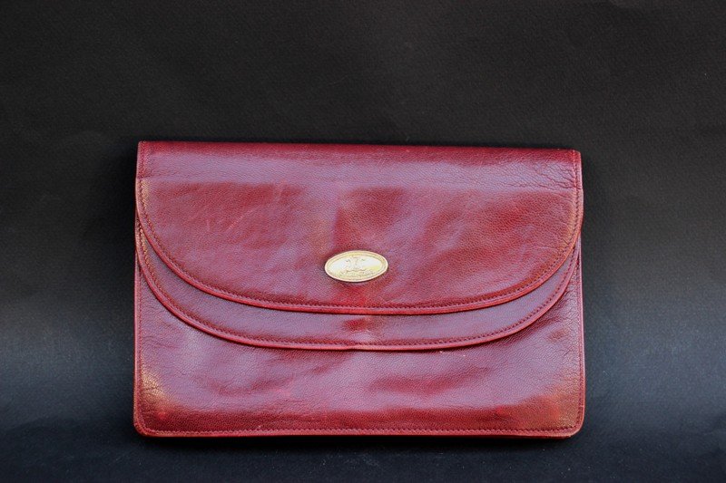 CELINE Pochette à double rabat en Cuir rouge bordeaux: CELINE Pochette à double rabat en Cuir rouge bordeaux Dimensions : 13 X 20 x 2 cm Etat d'usage