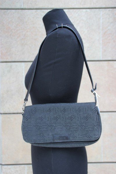 GF FERRE Petit sac à rabat en toile noire Imprimée ,: GF FERRE Petit sac à rabat en toile noire Imprimée , poches intérieures Bon état
