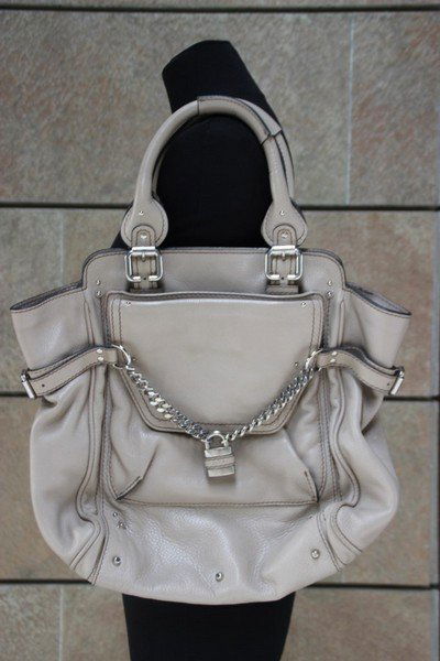 CHLOE Sac en cuir grené mastic, à Décor d'une grosse: CHLOE Sac en cuir grené mastic, à Décor d'une grosse chaine Cadenas,nombreuses poches extérieures et intérieures Bon état (dustbag)