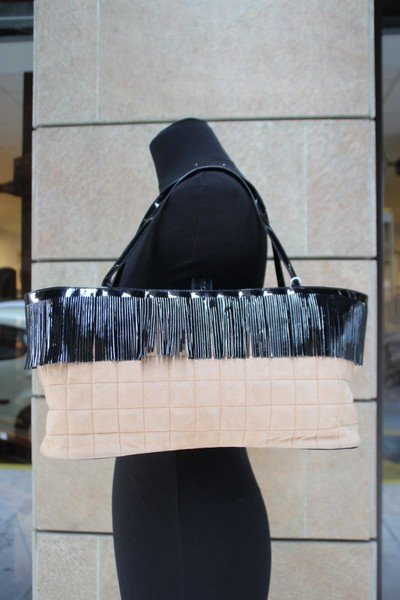 CHANEL Sac cabas en veau velours Quadrillé camel,: CHANEL Sac cabas en veau velours Quadrillé camel, bordure et Anses en cuir verni noir, Intérieur en tissu noir , Hologramme Bon état