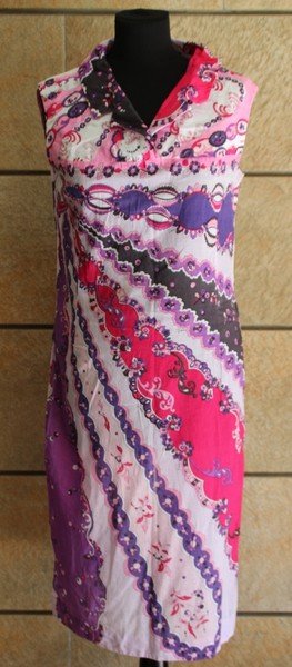 EMILIO PUCCI Robe en coton imprimé fond Blanc décor: EMILIO PUCCI Robe en coton imprimé fond Blanc décor rose, mauve et Fuchsia, fermeture à glissière Taille 40 environ Bon état