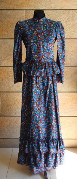 SAINT LAURENT Rive Gauche Tailleur en coton fleuri Avec: SAINT LAURENT Rive Gauche Tailleur en coton fleuri Avec une jupe Taille 36 Vers 1970/80 Etat d'usage
