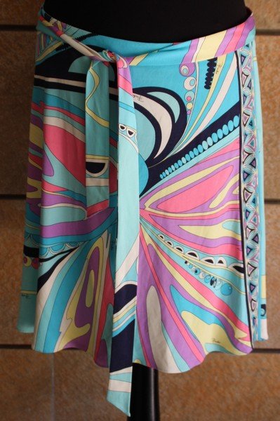 EMILIO PUCCI Jupe en soie imprimée , ceinture À nouer: EMILIO PUCCI Jupe en soie imprimée , ceinture À nouer , fermeture à glissière Taille 40 Bon état