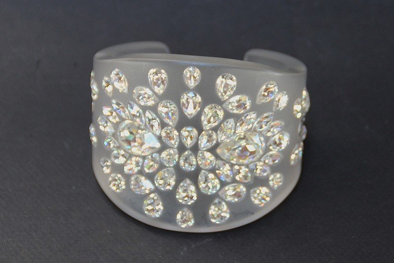 CHRISTIAN DIOR Bracelet jonc en résine givrée Ornée de (1 of 3)