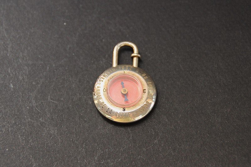 HERMES Boussole  sphérique en métal Argenté, fond (1 of 2)