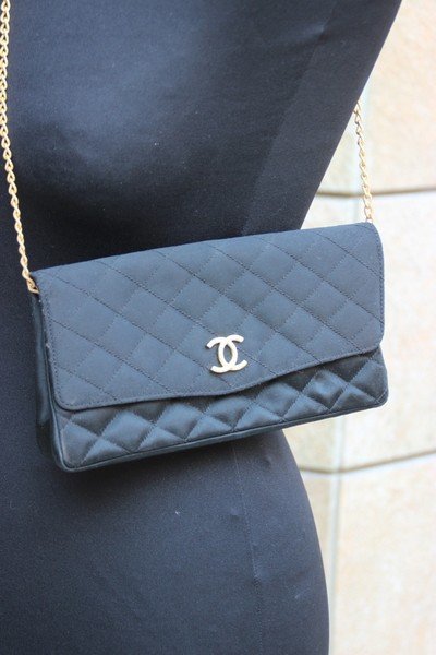 CHANEL Pochette en tissu matelassé noir, fermoir siglé (1 of 1)