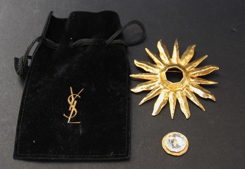 YVES SAINT LAURENT Rive Gauche Broche en métal doré et (1 of 2)