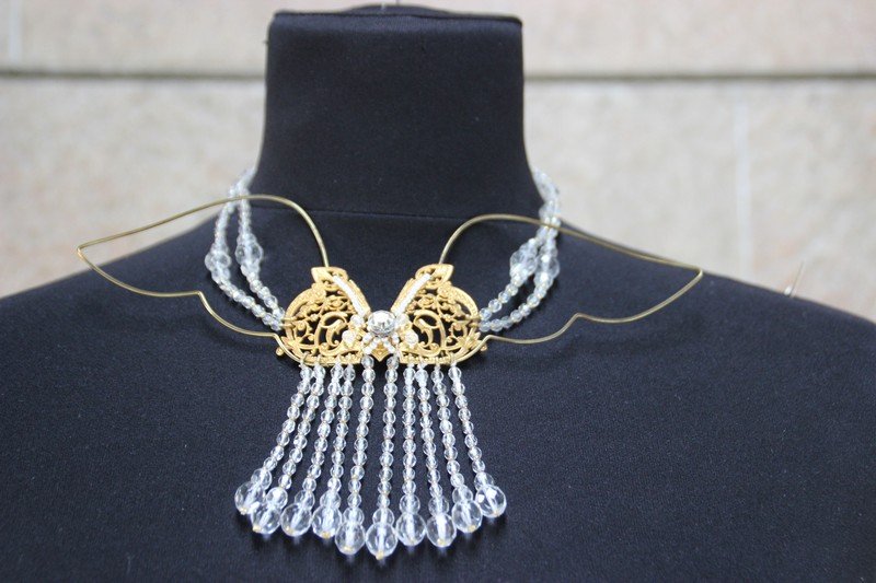 ANONYME   Collier en métal doré et perles Translucides (1 of 2)