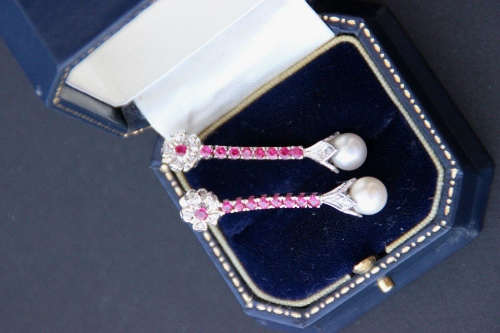 Paire de pendants d'oreille en or blanc ornés de rubis (1 of 1)