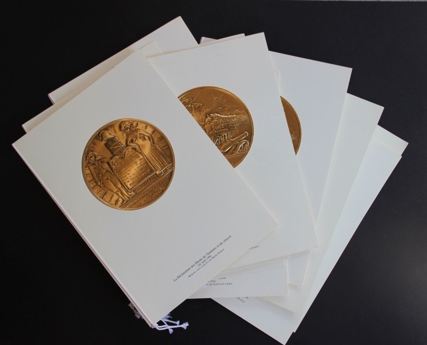 Ensemble de douze menus du Concorde, vol Paris - New: Ensemble de douze menus du Concorde, vol Paris - New York, raliss l'occasion du bicentenaire de la Rvolution franaise en 1989 Air France, en partenariat avec la Monnaie de Paris 30 x 21 cm