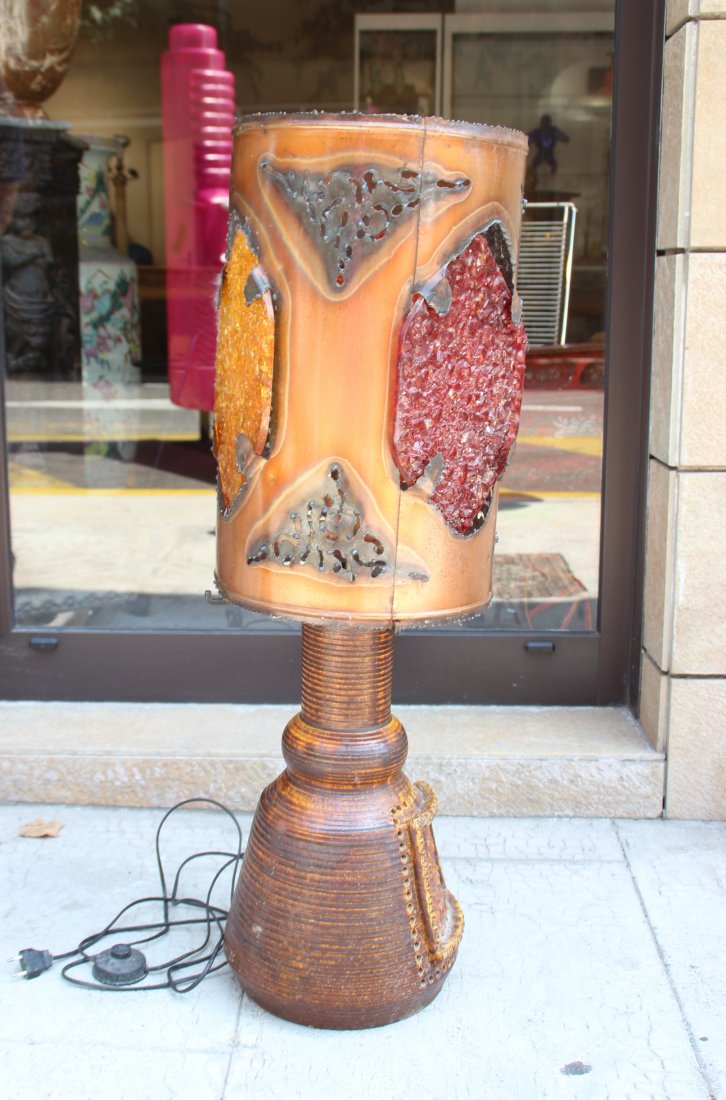 Accolay.circa 1970 Importante lampe en rsine de: Accolay.circa 1970 Importante lampe en rsine de couleur cuivre et cramique brune.