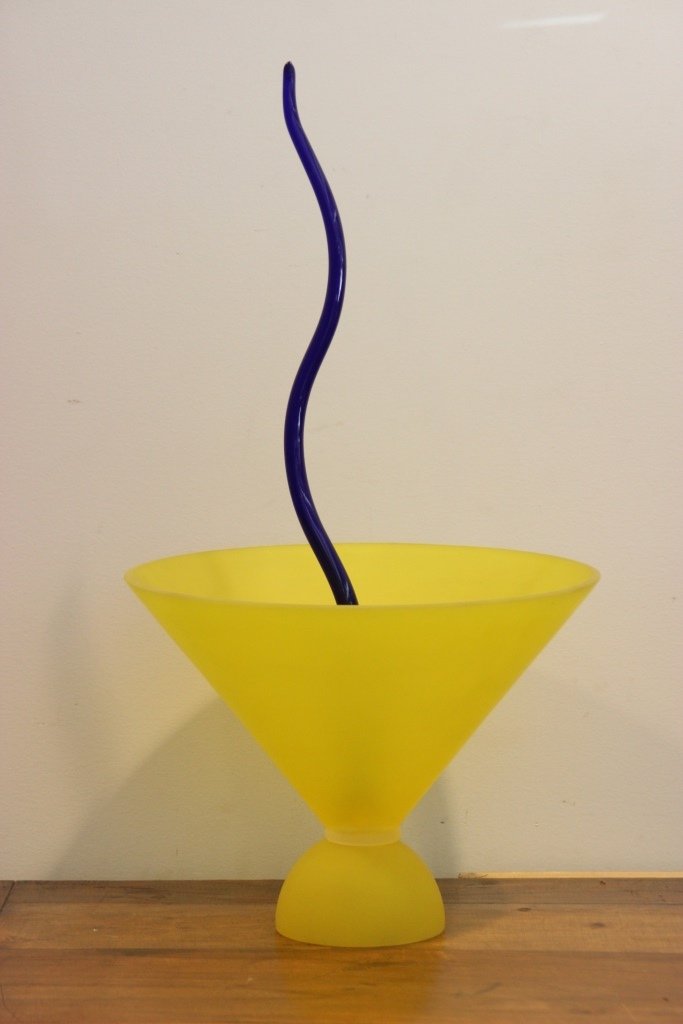 Andrea ANASTASIO - MEMPHIS Extra Vase en verre teinté: Andrea ANASTASIO - MEMPHIS Extra Vase en verre teinté Signé à la base H : 55 cm