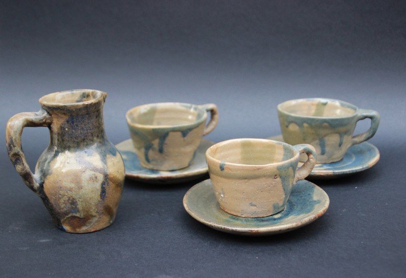 Eugène LION (1867-1945) Lot de trois tasses et leurs: Eugène LION (1867-1945) Lot de trois tasses et leurs sous-tasses en grès On y joint un petit pichet en grès