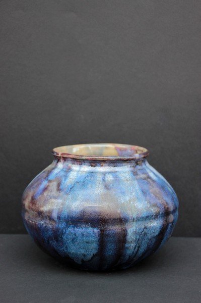Eugène LION (1867-1945) Vase en grès émaillé bleu et: Eugène LION (1867-1945) Vase en grès émaillé bleu et rouge en dégradé , années 1930 H : 14 cm
