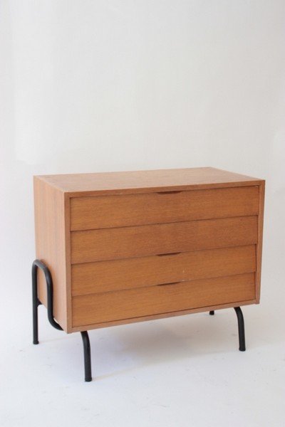 Jacques HITIER (1917-1999), Ed TUBAUTO, vers 1955: Jacques HITIER (1917-1999), Ed TUBAUTO, vers 1955 Commode en frêne dégageant trois tiroirs reposant sur une structure en métal tubulaire laqué noir formant quatre pieds. 69 x 80 x 42 cm