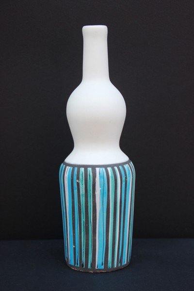 Roger CAPRON (1922-2006) Vase bouteille en faïence: Roger CAPRON (1922-2006) Vase bouteille en faïence émaillée à motif de rayures vertes et bleues H : 31,5 cm