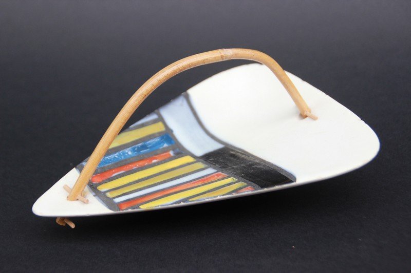 Roger CAPRON (1922-2006) Vide poche en faïence émaillée: Roger CAPRON (1922-2006) Vide poche en faïence émaillée à motif de rayures rouge et jaune, anse en osier 9 x 16 x 12 cm ( légères égrenures sur les bords )