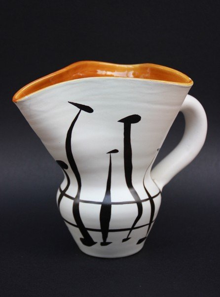 Roger CAPRON (1922-2006) Cruche en faïence émaillée à: Roger CAPRON (1922-2006) Cruche en faïence émaillée à motif noirs sur fond blanc H : 18 cm