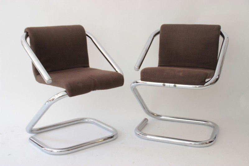 Ion Alin GHEORGHIU (1929-2001) - Édition Kappa Suite de: Ion Alin GHEORGHIU (1929-2001) - Édition Kappa Suite de quatre chaises modèle "Gamma" - vers 1973 Châssis autoportant monotube en acier chromé, assise et dossier en tissu kaki 76 x 57,5 x 56 cm