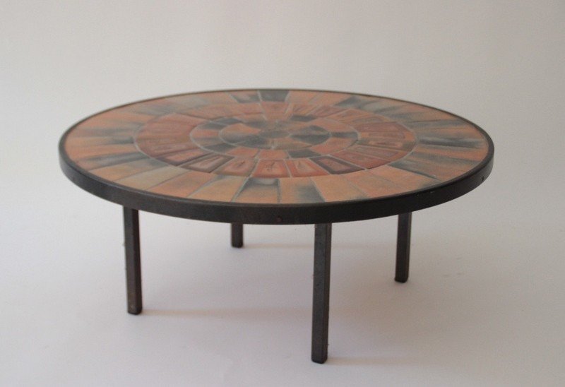 Roger CAPRON (1922-2006) Table basse ronde avec plateau: Roger CAPRON (1922-2006) Table basse ronde avec plateau composé de carreaux de céramique, piètement en métal laqué gris H : 30 cm ; D : 72 cm