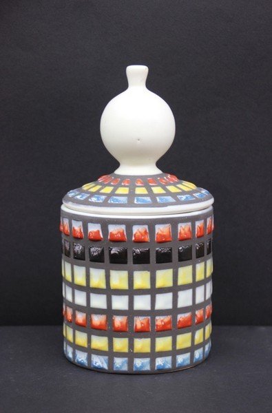 Roger CAPRON (1922-2006) Pot couvert en faïence à décor: Roger CAPRON (1922-2006) Pot couvert en faïence à décor de carreaux émaillées jaunes , bleus et rouges Numéroté M16 et Signé dessous H : 24,5 cm