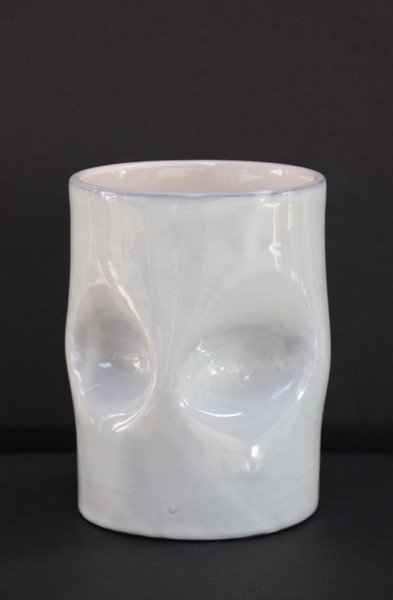 Roger CAPRON (1922-2006) Rouleau pincé en faïence: Roger CAPRON (1922-2006) Rouleau pincé en faïence émaillé bleu ciel Signé et Numéroté A8 en dessous H: 15 cm