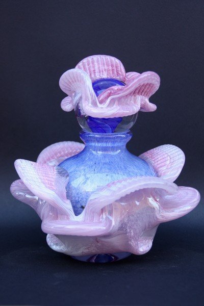 Jean Claude NOVARO (1943) Flacon bleu et rose en verre: Jean Claude NOVARO (1943) Flacon bleu et rose en verre soufflé - 2005 Signé et daté en dessous H : 19 cm