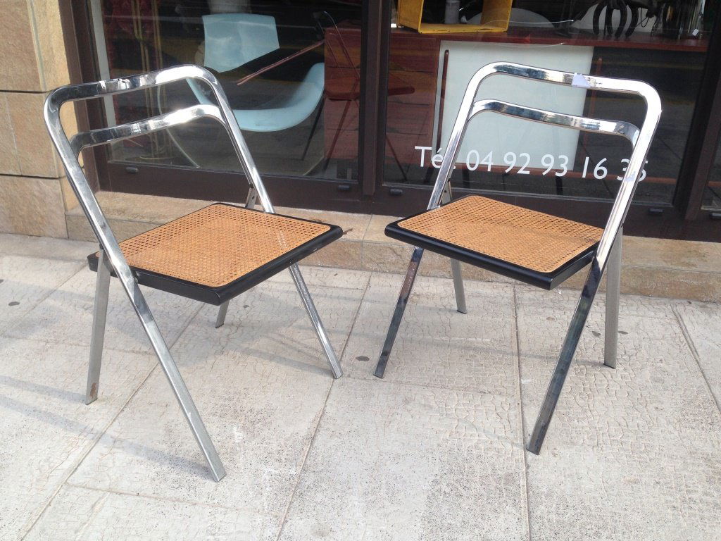 Willy RIZZO (1928-2013) EDITION CIDUE Paire de chaises: Willy RIZZO (1928-2013) EDITION CIDUE Paire de chaises pliantes en mtal chrom et assise canne