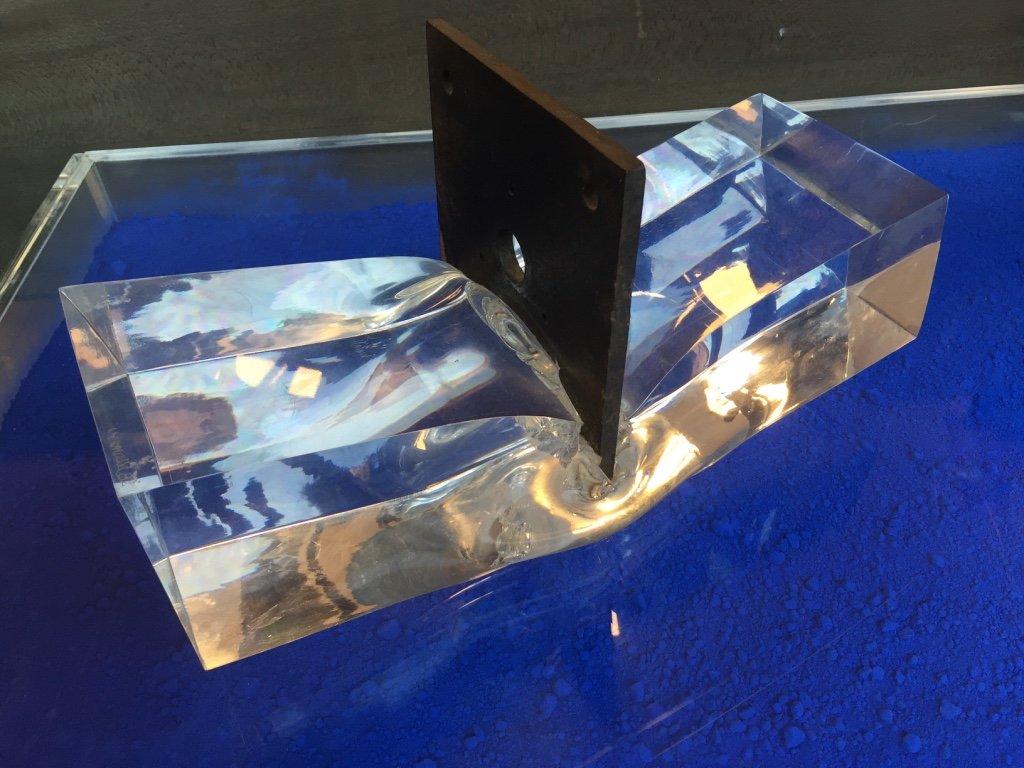 Edmond VERNASSA (1926) Sans titre - 1982 Sculpture en: Edmond VERNASSA (1926) Sans titre - 1982 Sculpture en méthacrylate et fer oxydé Signé et daté L : 42 cm