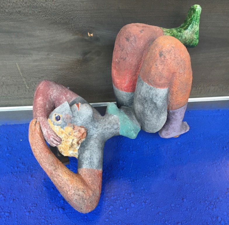 Roger CAPRON (1922-2006) Une femme et son chat: Roger CAPRON (1922-2006) Une femme et son chat Sculpture en céramique polychrome Cachet en creux à la base H : 50 cm