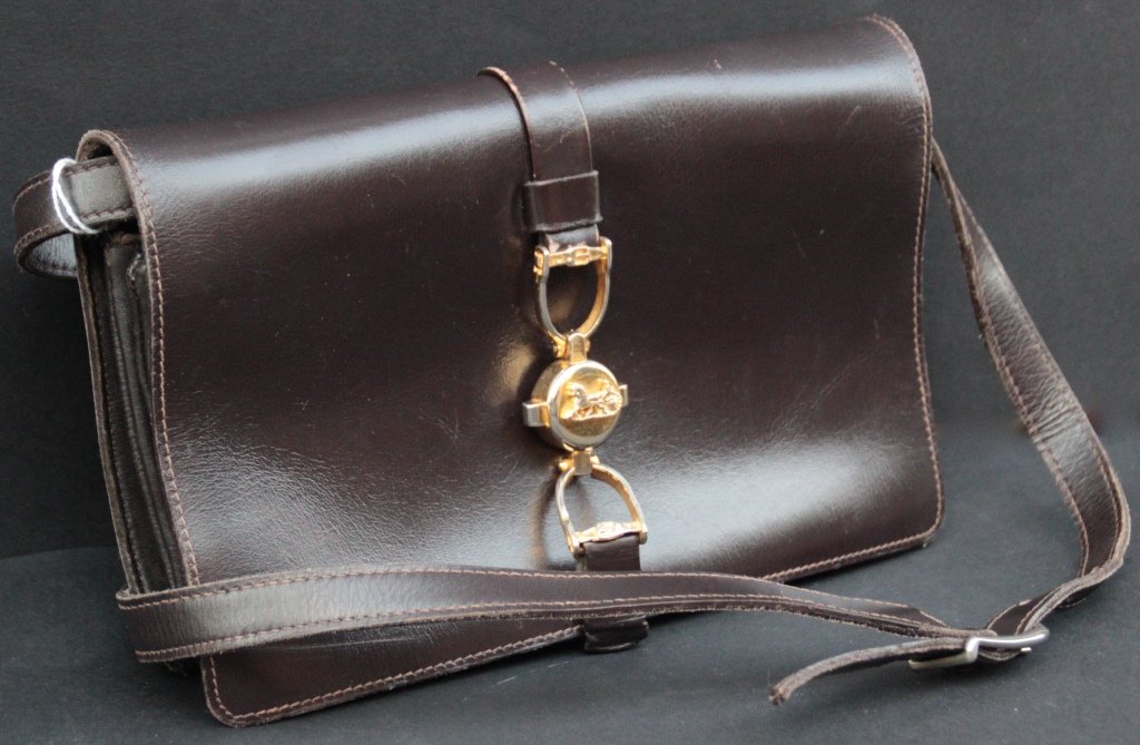 CELINE Sac portefeuille en cuir verni marron ,: CELINE Sac portefeuille en cuir verni marron , fermeture par un systÃ¨me de clÃ© en mÃ©tal dorÃ© ornÃ© du sigle de la marque Etat d'usage