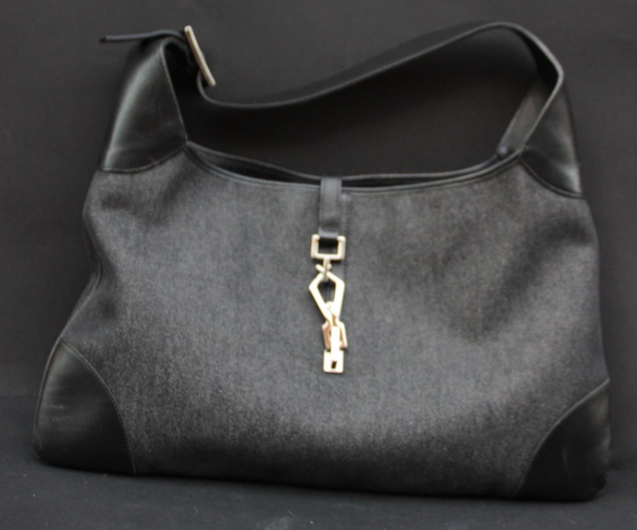 GUCCIâ€¨Sac Â«Â jackie OÂ Â» en toile jeanâ€¨et cuir: GUCCIâ€¨Sac Â«Â jackie OÂ Â» en toile jeanâ€¨et cuir noir. bon Ã©tat