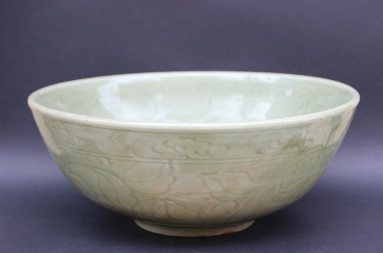 CHINE, Longqan, époque MING Grande coupe en porcelaine (1 of 3)