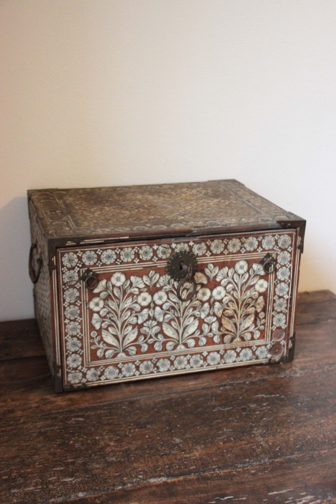 Rare petit cabinet en bois à décor floral de (1 of 4)