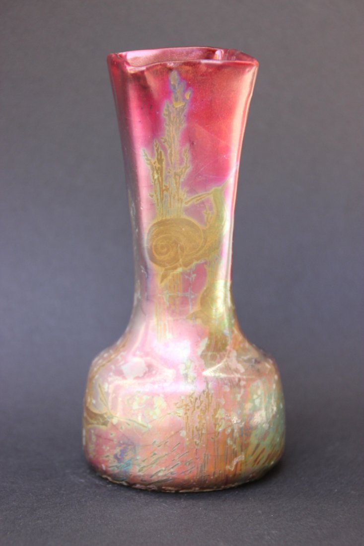 PIERRE PERRET exerce de 1898 à 1901 SUCCESSEUR de: PIERRE PERRET exerce de 1898 à 1901 SUCCESSEUR de JEROME MASSIER FILS Vase tronconique à base ronde et col quadrangulaire en reflets métalliques. Décor d’escargots et feuillage sur fond violine.