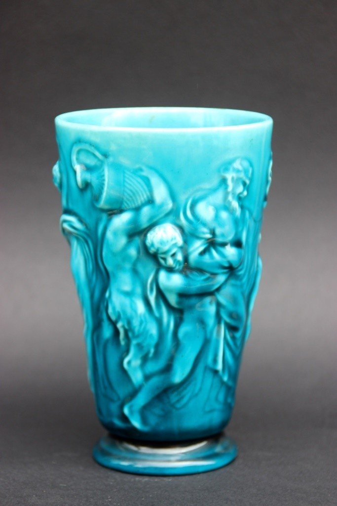 Théodore DECK (1823-1891) Mazagran en faïence émaillée: Théodore DECK (1823-1891) Mazagran en faïence émaillée bleu turquoise à décor en relief figurant une bacchanale Signé en dessous. H : 13 cm