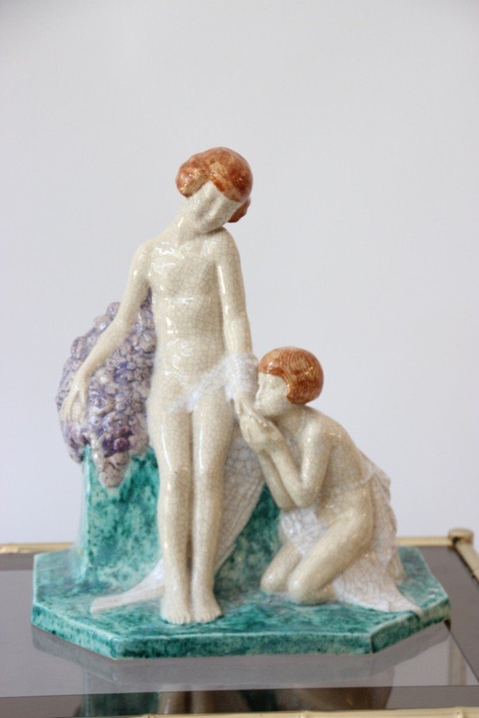 Fanny ROZET (1881-1921) Epreuve en céramique polychrome: Fanny ROZET (1881-1921) Epreuve en céramique polychrome craquelée formant deux nus partiellement drapés. Signature à la base. H : 34 cm, L : 30 cm, P : 20 cm.