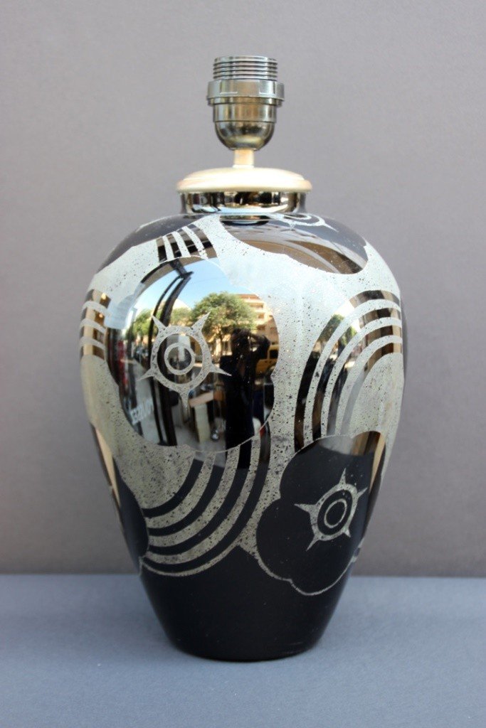 CHARDER (1881-1953) - vers 1930. Pied de lampe en: CHARDER (1881-1953) - vers 1930. Pied de lampe en opaline noire à décor de fleurs gravées à l'acide. Signé à la base. H : 37 cm.