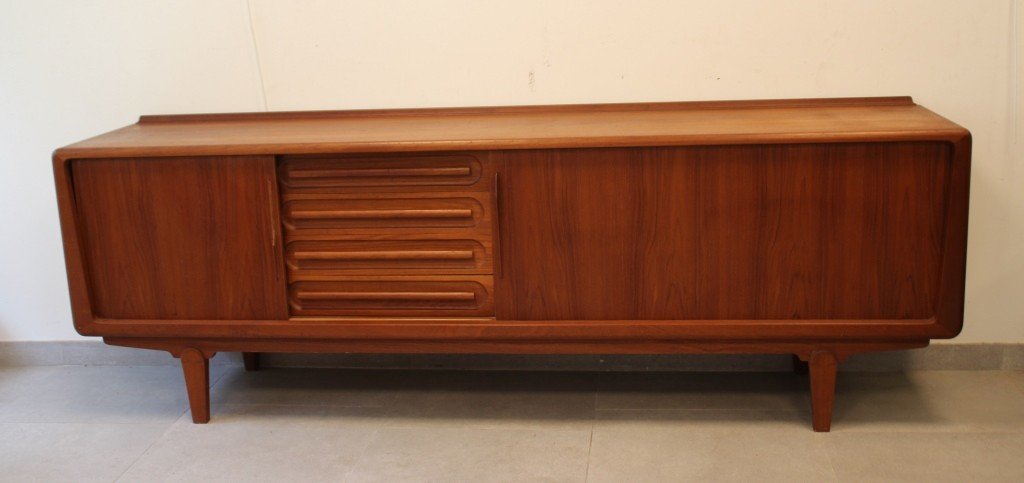 ARNE VODDER (1926-2009) - édition VAMO SONDERBORG -: ARNE VODDER (1926-2009) - édition VAMO SONDERBORG - vers 1950. Enfilade en bois naturel à deux portes coulissantes et quatre tiroirs en façade. Dimensions : 80 x 240 x 50 cm. Poignée accidentée.