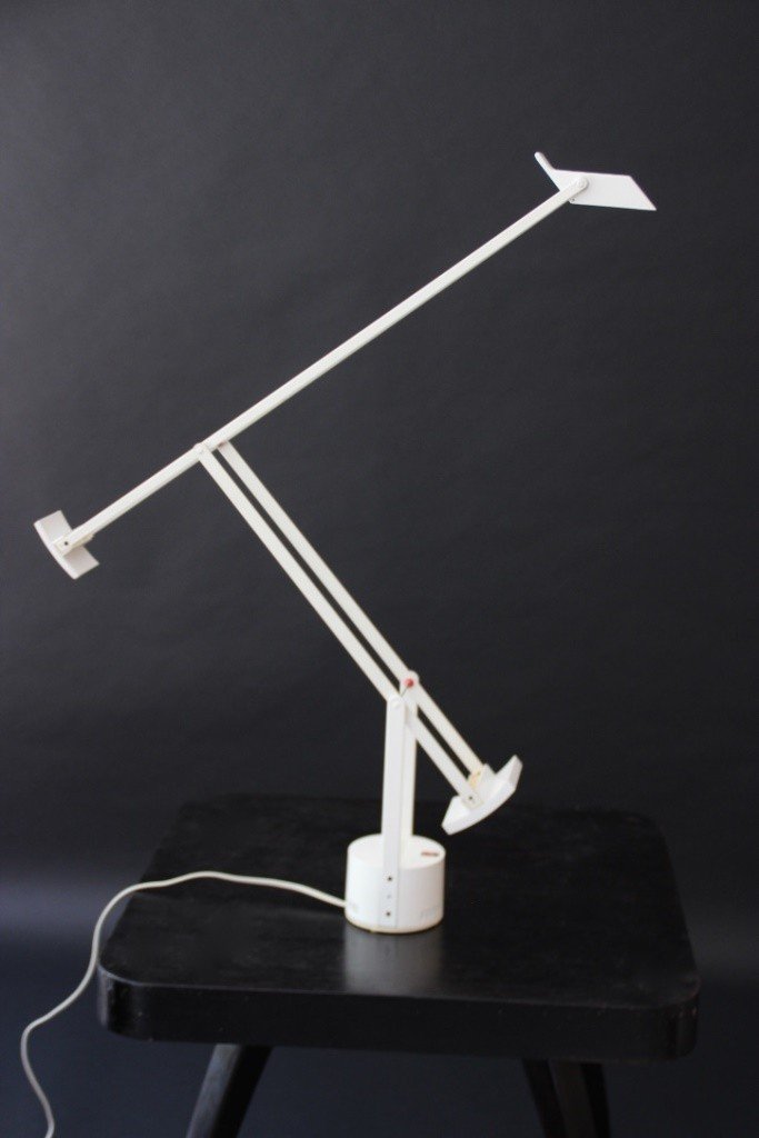 Richard SAPPER (1932 - 2015) - édition Artemide - 1979: Richard SAPPER (1932 - 2015) - édition Artemide - 1979 Lampe à poser à géométrie variable en métal laqué et plastique modèle "Tizio".